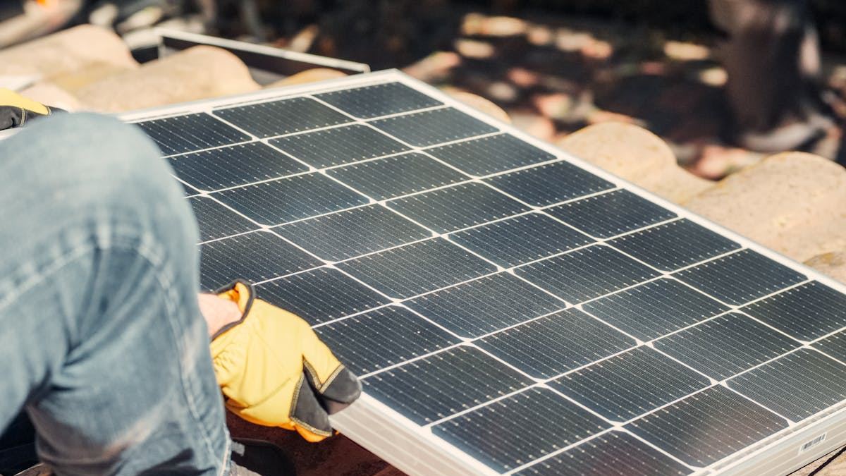 Maximizing Efficiency and Savings with Modern Solar Generators: A Detailed Exploration