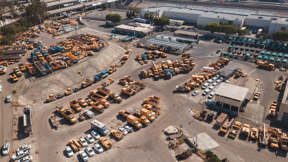Navigating the Complexities of Commercial Truck Insurance: Tips for Fleet Managers and Owner-Operators