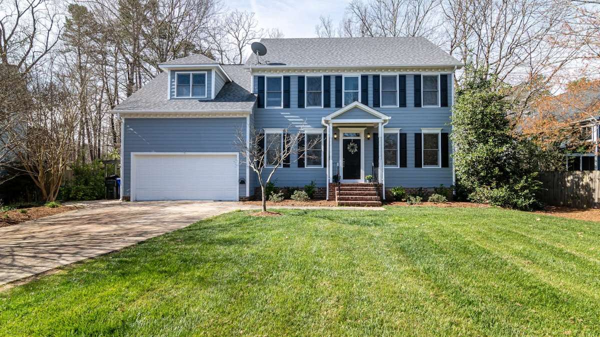 Maximizing Home Value with Expert Garage Door Refurbishment Service: Strategies for U.S. Homeowners