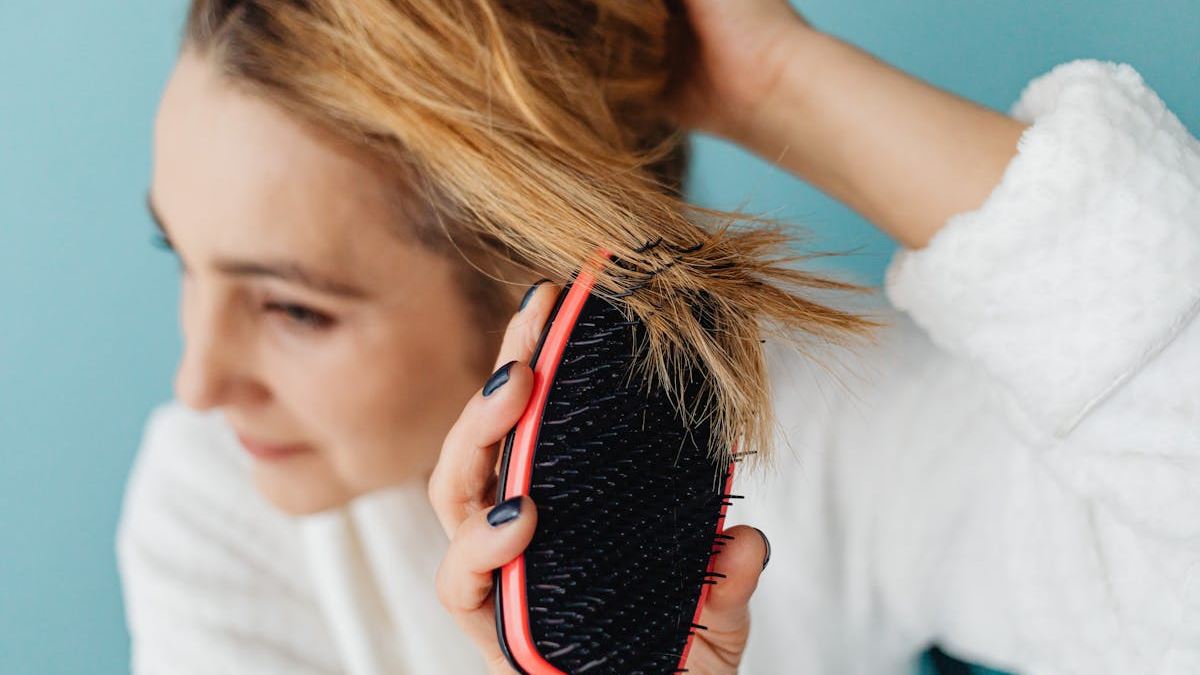 Does Scalp Psoriasis Look Like? Key Signs to Identify and Differentiate From Other Disorders