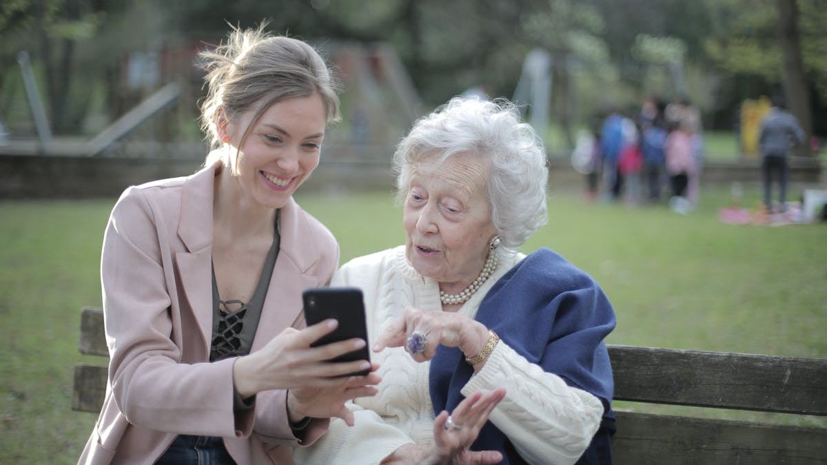 Easiest Smartphones for Seniors in the US: Simplify Your Digital Life Today