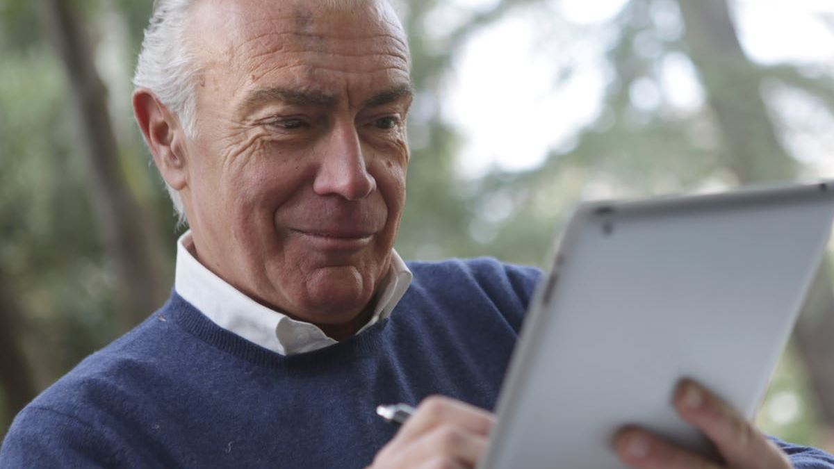 Choosing the Right 5G Phones for Elderly Users: A Strategic Approach to Technology Adoption in the United States