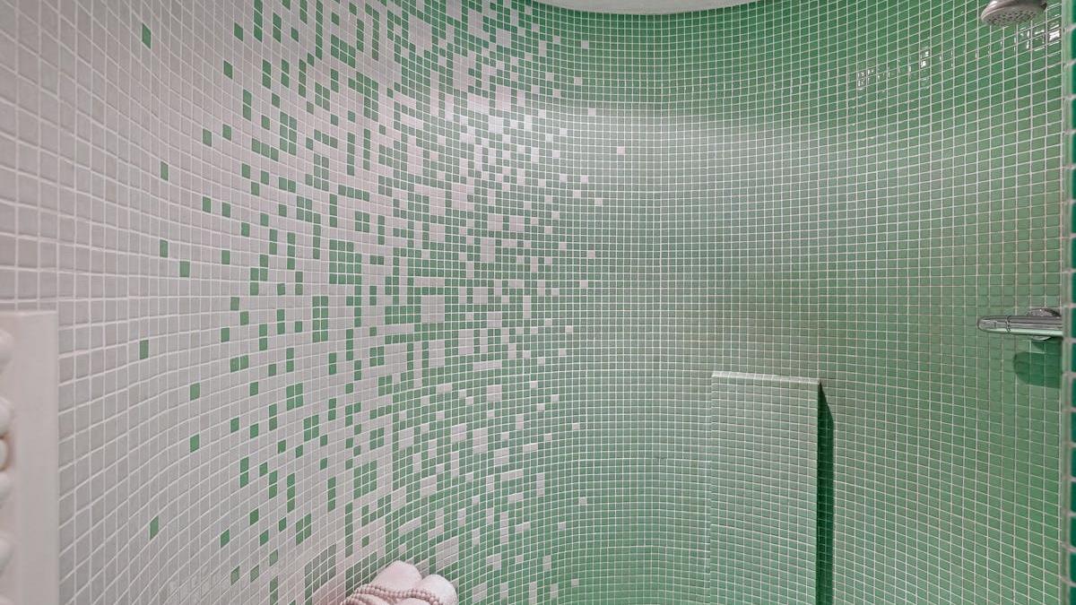 Designing Small Bathrooms with Deep Soaking Bath Tubs: Expert Strategies for Optimal Space Utilization