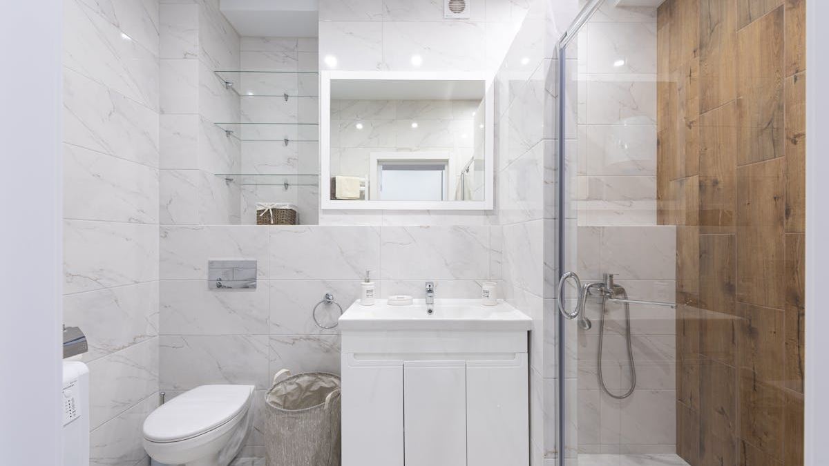 Maximizing Your Bathroom’s Potential with Acrylic Shower Panels: Design, Install, and Maintenance Tips for Homeowners