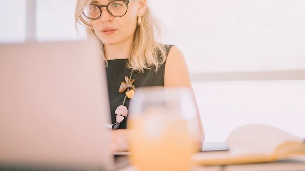 Optimizing Online Class Business Management: Innovative Approaches for Modern Educators