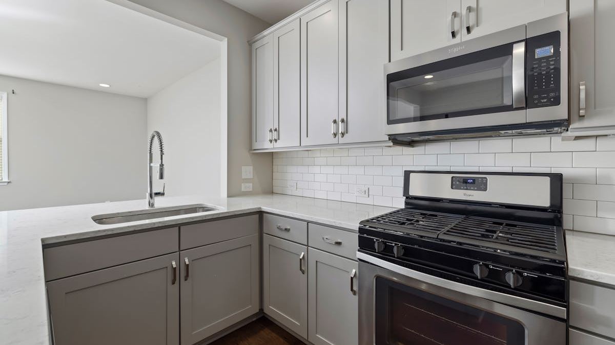 Revitalize Your Home: How to Find and Work Effectively with Home Remodelers for Kitchen and Bathroom Renovations in the US