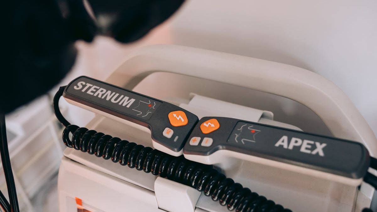 Choosing the Best Senior Phone Emergency Button: A Strategic Guide for Families and Caregivers