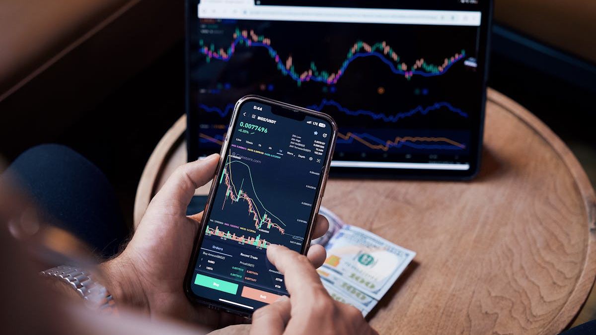Deciphering Robo Advisors vs Brokers: Which Investment Path is Right for You in the United States?