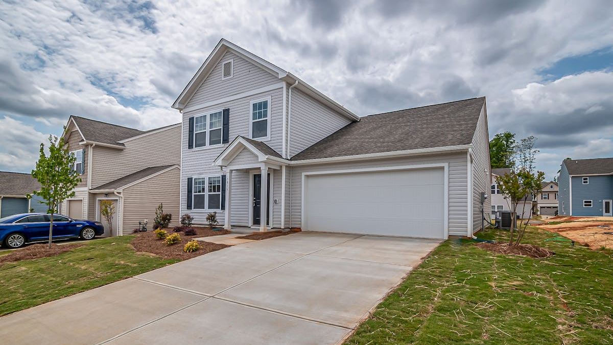 Why Location Matters: Benefits of Hiring a Top Residential Garage Doors Technician Near You in the US