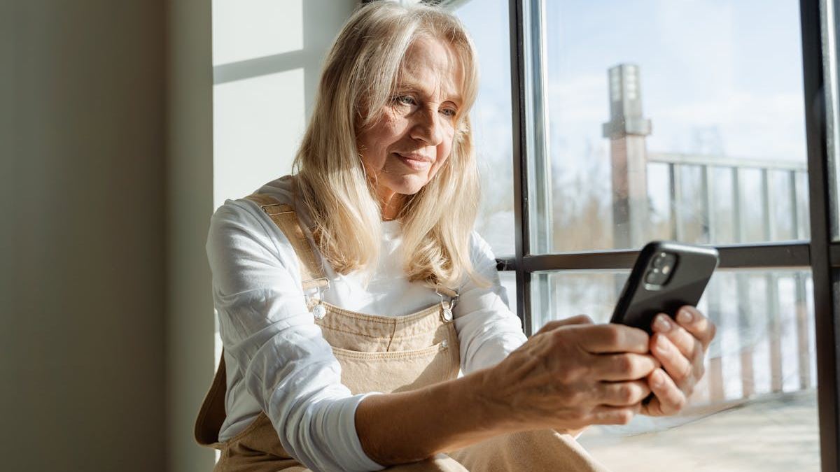 Mastering Smartphones: Practical Lessons for Seniors to Embrace Digital Technology